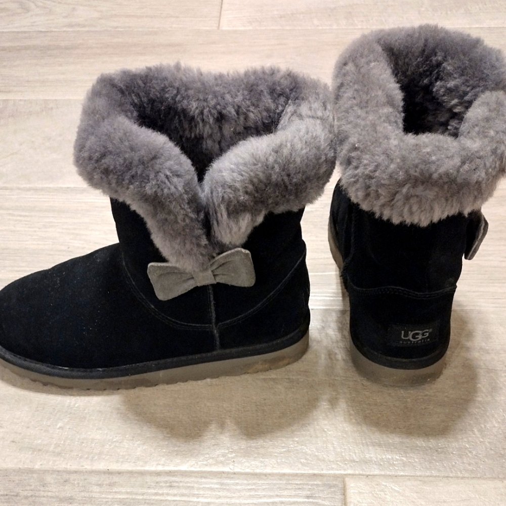 UGG Boots with Bow Accent (Kids Size 6/Women's 7)